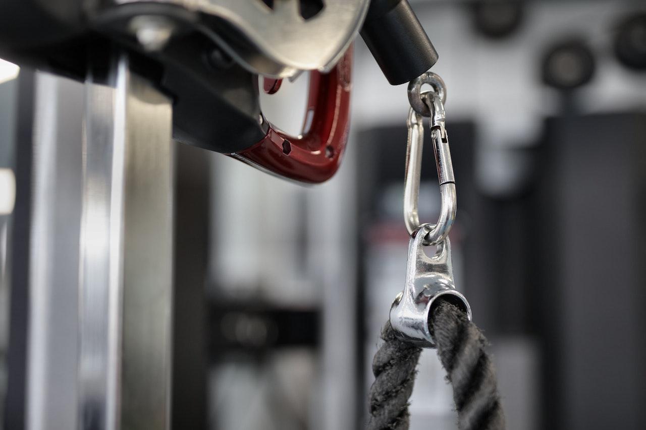 Photo of a rope attached to a cable for lateral head tricep exercises.